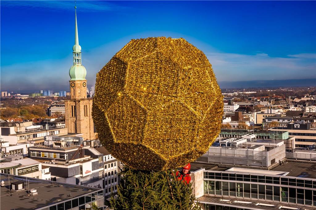 Alles Wissenswerte zum größten Weihnachtsbaum der Welt Eine Kugel, die für viele wie ein Fußball aussieht, thront auf der Spitze des Dortmunder Weihnachtsbaums.