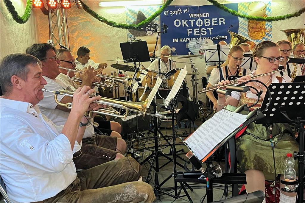 Für zünftige Musik sorgte das Orchester "La Musica di Martino".