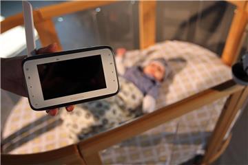 Für zuverlässige Babyfone mit Video-Funktion müssen Verbraucher mindestens 170 Euro zahlen. Das ergab ein Test der Stiftung Warentest. Foto: Oliver Berg/dpa