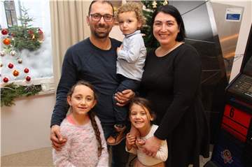 Füreinander da zu sein, ist für Familie Macit mit den Kindern (vl.) Acelya Tamara, Robin Jan und Eftelya Amara wichtig. Damit meinen die Eltern, Erdal und Figan Macit, nicht nur die Kernfamilie, sondern auch alle, die Hilfe brauchen.