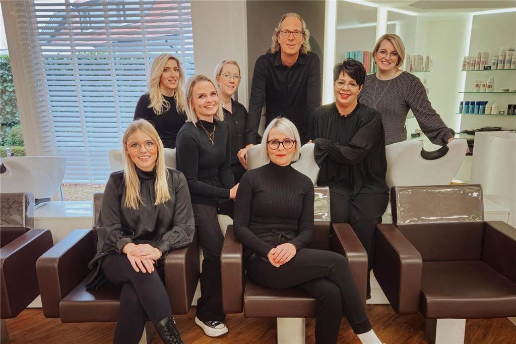 Nachfolge gesichert: Sara Lewerich übernimmt Friseursalon einige Menschen auf einer Bank