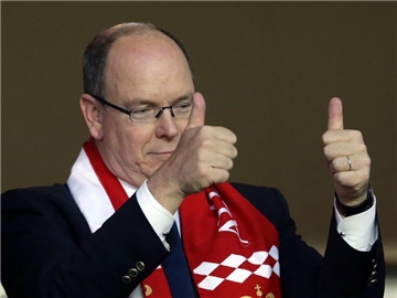 Fürst Albert II. wohnt dem 2:0-Sieg des AS Monaco über den AS Saint-Etienne bei. Foto: Claude Paris