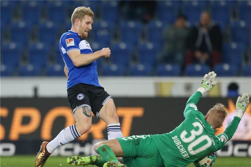 Fürth holt wichtigen Auswärtspunkt in Bielefeld Fürth-Keeper Sascha Burchert (r) schmeißt sich dem Bielefelder Andreas Voglsammer in den Laufweg. Foto: Friso Gentsch