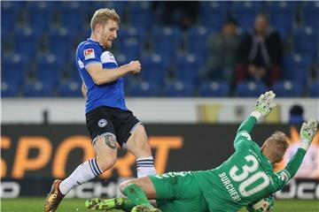 Fürth-Keeper Sascha Burchert (r) schmeißt sich dem Bielefelder Andreas Voglsammer in den Laufweg. Foto: Friso Gentsch