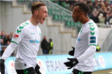 Fürths David Raum (l) gab die Vorlage für zwei Treffer und erzielte ein Tor selbst beim 4:0 gegen St. Pauli. Foto: Daniel Karmann