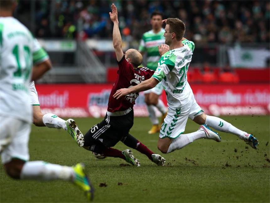 St. Pauli stoppt freien Fall - Remis im Frankenderby Fürths Kacper Przybylko (r) mit vollem Körpereinsatz gegen den Nürnberger Javier Pinola. Foto: David Ebener