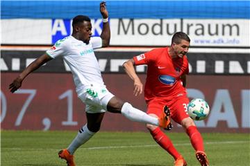 Fürths Khaled Narey (l) versucht mit aller Kraft, den von Heidenheims Norman Theuerkauf (r) gespielten Ball abzufangen. Foto: Stefan Puchner