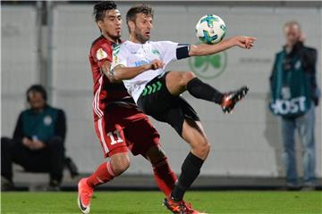 Fürths Marco Caligiuri (r) schirmt den Ball gegen den Ingolstädter Dario Lezcano ab. Foto: Timm Schamberger