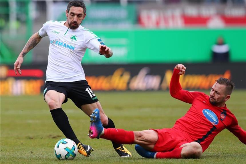 Fürth macht gegen Heidenheim Boden im Abstiegskampf gut Fürths Roberto Hilbert (l) umkurvt den am Boden liegenden Heidenheimer John Verhoek. Foto: Daniel Karmann
