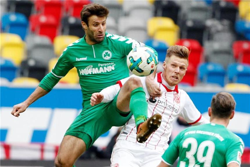 Usami bewahrt Düsseldorf vor erneuter Niederlage Fürths Sebastian Ernst (l) kommt vor Düsseldorfs Rouwen Hennings an den Ball. Foto: Roland Weihrauch
