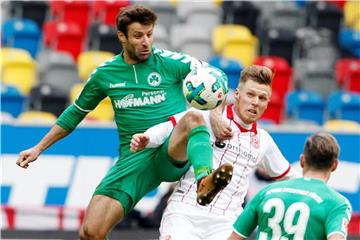 Fürths Sebastian Ernst (l) kommt vor Düsseldorfs Rouwen Hennings an den Ball. Foto: Roland Weihrauch