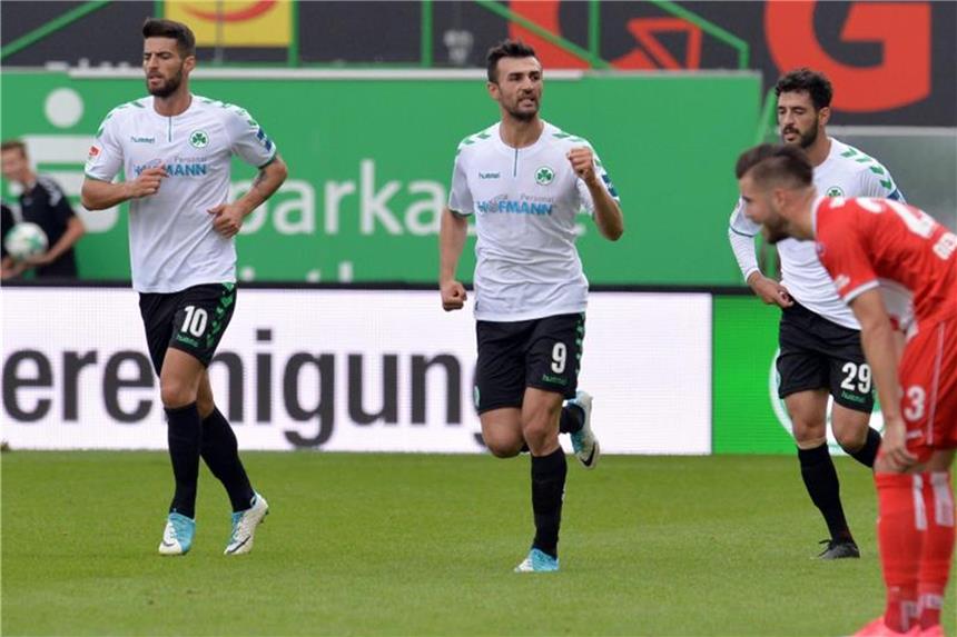 Buric-Effekt wirkt bei Greuther Fürth Fürths Serdar Dursun (M) jubelt über sein Tor zum 1:0 gegen Fortuna Düsseldorf. Foto: Timm Schamberger