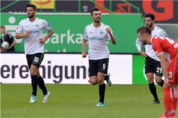 Fürths Serdar Dursun (M) jubelt über sein Tor zum 1:0 gegen Fortuna Düsseldorf. Foto: Timm Schamberger