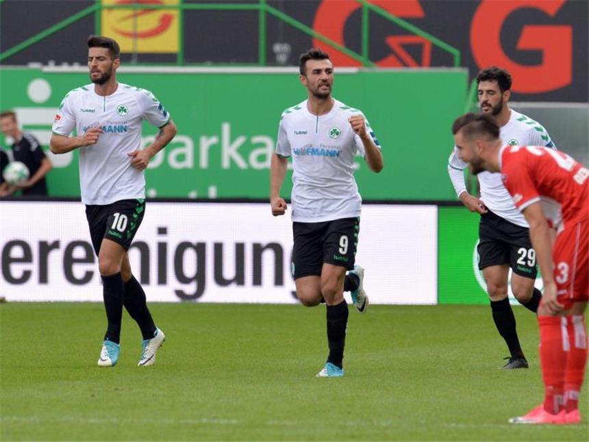 Buric-Effekt wirkt bei Greuther Fürth Fürths Serdar Dursun (M) jubelt über sein Tor zum 1:0 gegen Fortuna Düsseldorf. Foto: Timm Schamberger