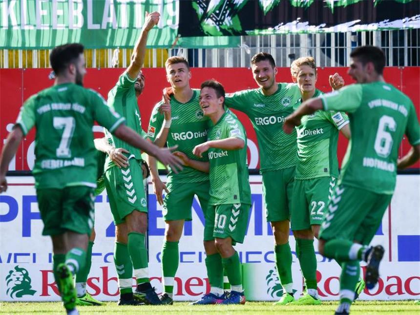 Dursun rettet Greuther Fürth Remis in Sandhausen Fürths Torschütze Serdar Dursun (2.v.l) jubelt mit seinen Mannschaftskollegen über seinen Treffer zum 1:1. Foto: Uwe Anspach
