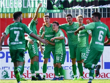 Fürths Torschütze Serdar Dursun (2.v.l) jubelt mit seinen Mannschaftskollegen über seinen Treffer zum 1:1. Foto: Uwe Anspach