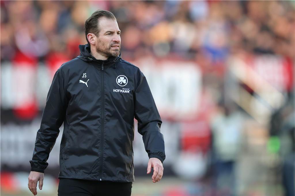 Schalke in Fürth: Der Countdown läuft Fußball: 2. Bundesliga, 1. FC Nürnberg - SpVgg Greuther Fürth, 26. Spieltag im Max-Morlock-Stadion. Der Fürther Trainer Jan Siewert reagiert auf den Spielverlauf. +++ dpa-Bildfunk +++