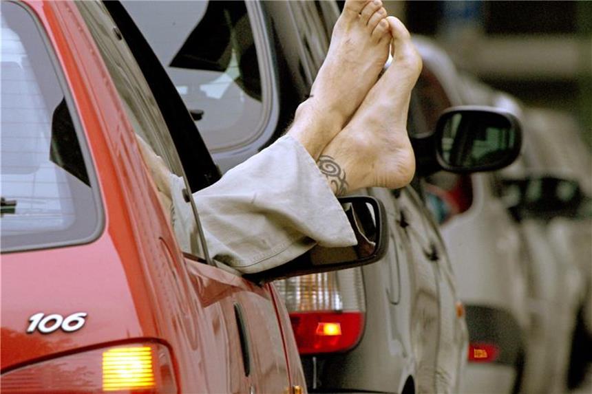 Bei unkorrekter Sitzposition muss Beifahrer mithaften Füße aus dem Fenster: Wer als Beifahrer nicht normal sitzt, muss bei einem Unfall mit einer Mithaftung rechnen. Foto: Katharina Ebel/Symbolbild