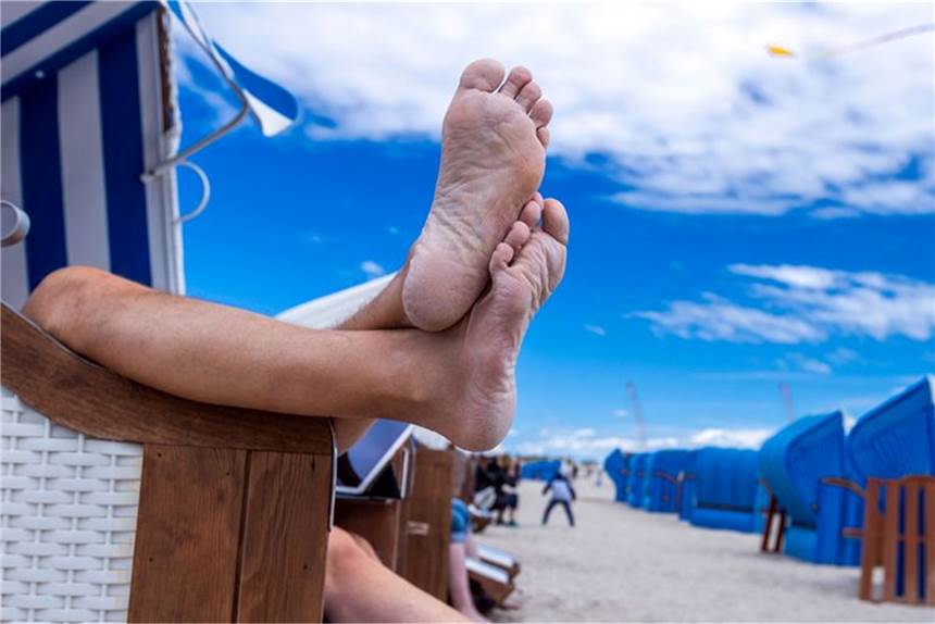 Reisen während Corona: Eine Checkliste für den Sommerurlaub Füße hochlegen und den Urlaub genießen: Das wünschen sich viele.