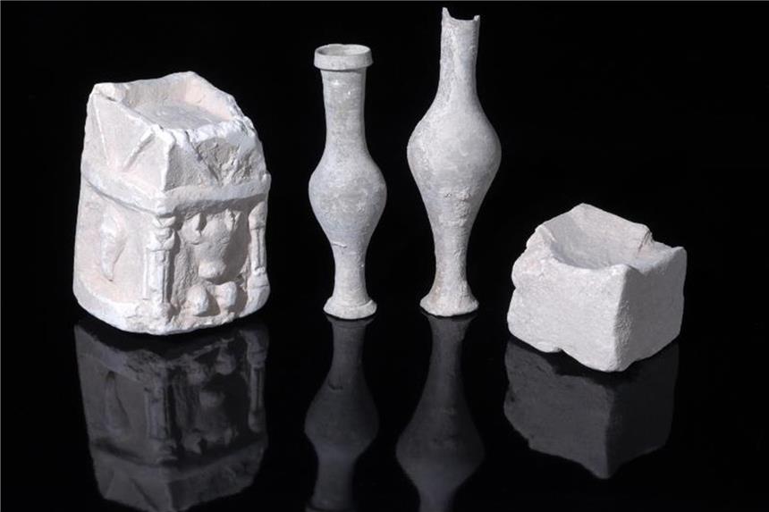 Überreste eines 2200 Jahres alten Prachtgebäudes entdeckt Fundstücke. Foto: Dane Christensen/Israel Antiquities Authority