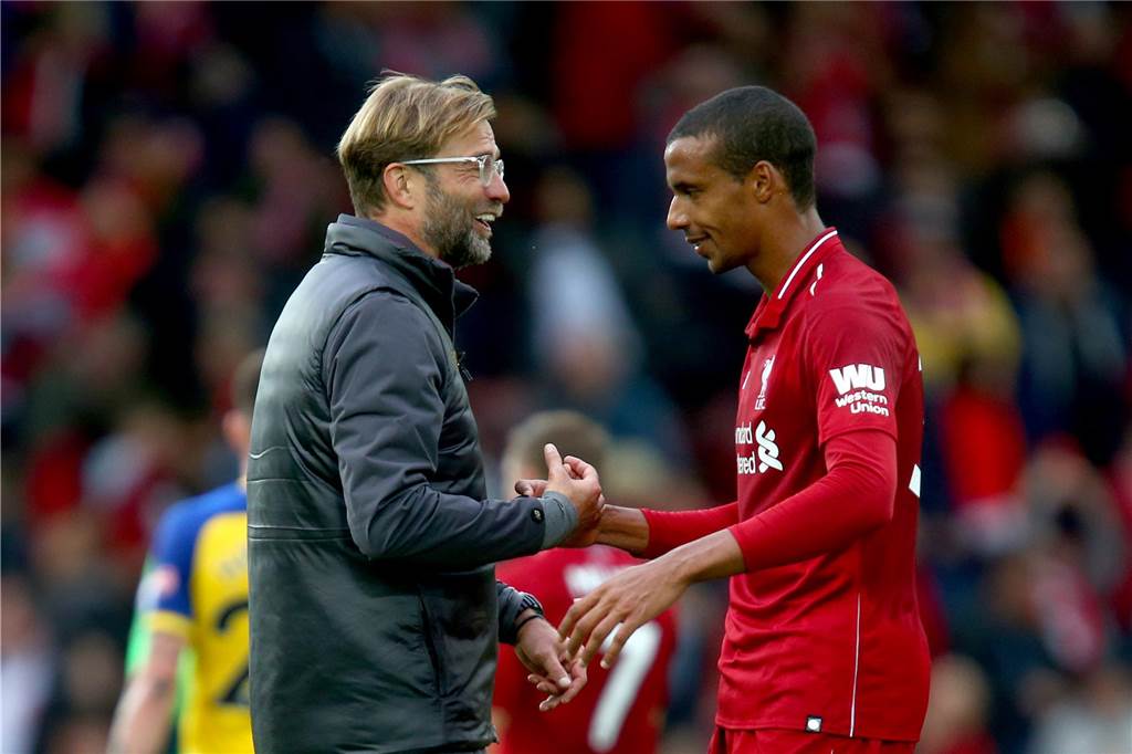 Irre Gerüchte um Rückkehr von Schalke-Legende Joel Matip: Funkten in Liverpool immer auf einer Wellenlänge: Trainer Jürgen Klopp und Joel Matip.