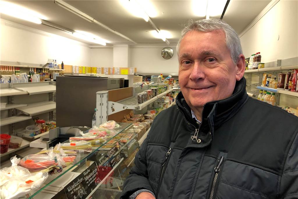 Traurig für viele Kunden: Einer der letzten Tante-Emma-Läden in Dortmund schließt „Furchtbar" findet Kunde Wolfgang Lutzinski die Nachricht von der Schließung des kleinen Ladens.