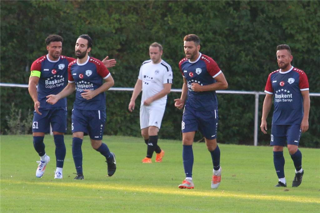 FC Bönen demontiert SV Preußen in der ersten Hälfte: Spieler gelingt Viererpack Vier Böner Spieler bejubeln ein Tor.