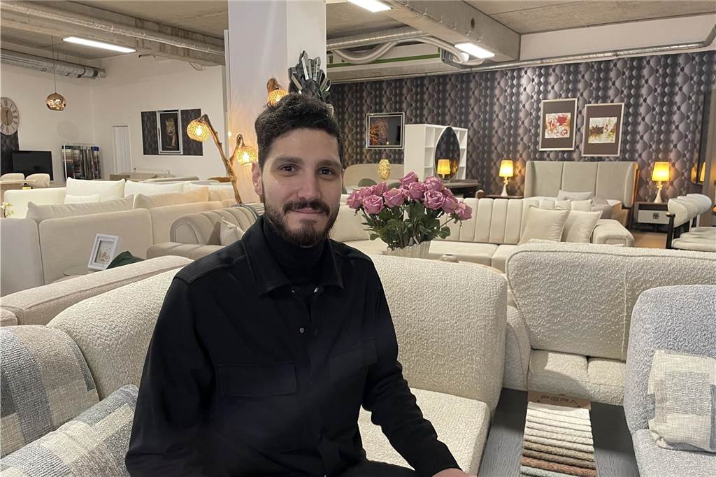 xxxx Furkan Bayram sitzt im Showroom des Möbelgeschäfts „Calvin home“, das jüngst in Lütgendortmund eröffnet hat.