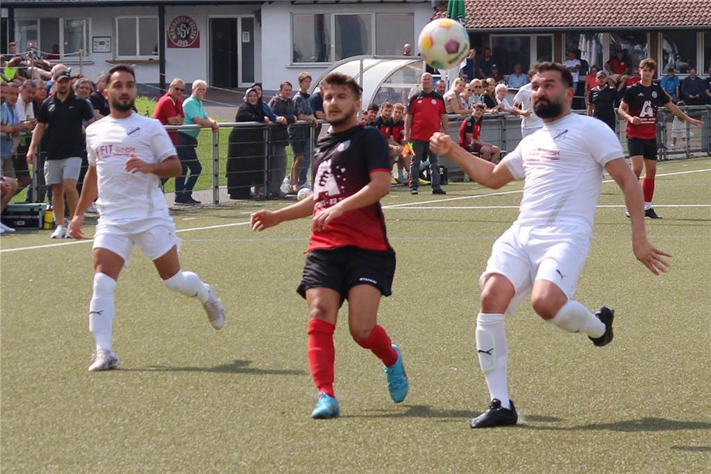 Stadionsprecher mit Spielstandschwäche: „Was der Mann sagt, stimmt.“ Furkan Cengiz (M.) vom SSV Mühlhausen in Aktion.