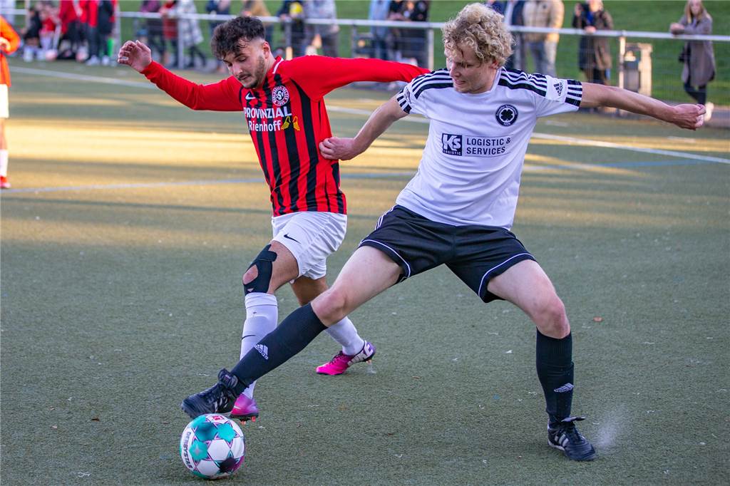Schallende 0:4-Pleite: Neustart des SSV Mühlhausen endet im Torchaos Furkan Cengiz vom SSV Mühlhausen und Julian Boethin vom Geisecker SV (r.) kämpfen um den Ball.