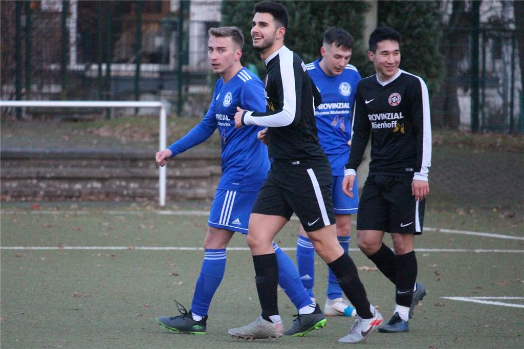 Spielertausch: SSV Mühlhausen und TSC Kamen besiegeln einen Deal, der sich für alle lohnen soll Furkan Cirak (2.v.r.) zieht zum TSC Kamen weiter.
