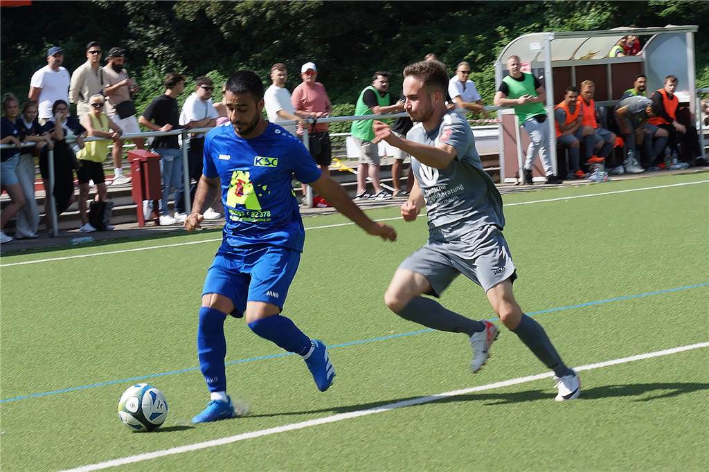 Kamener SC siegt 6:1 als Favorit gegen Gurbet Spor Furkan Eryigit (Gurbet Spor) versucht hier Aziz Aktas (l.) den Ball abzujagen.