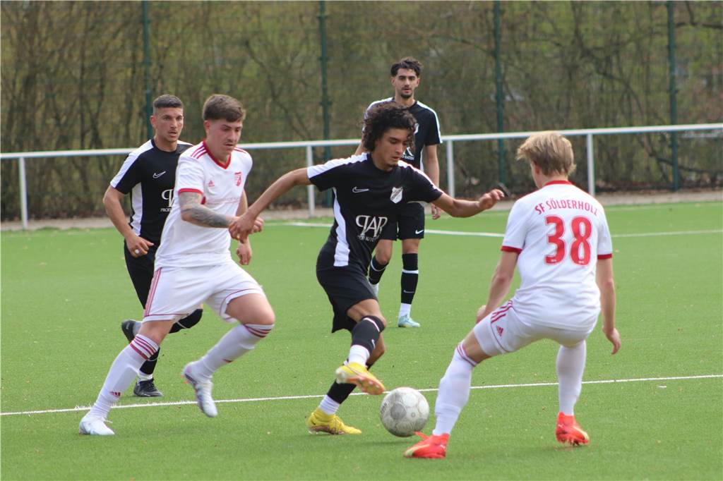 Lünens Top-5-Mittelfeldspieler der Rückrunde Furkan Kiymaz (am Ball) nimmt es auch problemlos mit zwei Gegenspielern auf.