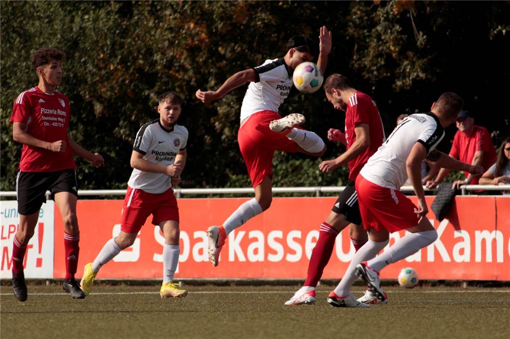 Körne-Coach wütet gegen Schiri: SSV Mühlhausen profitiert von Ampelkarte und dreht das Spiel Furkan Kücükyagci (M.) artistisch: Er war an beiden Mühlhausener Toren beteiligt.