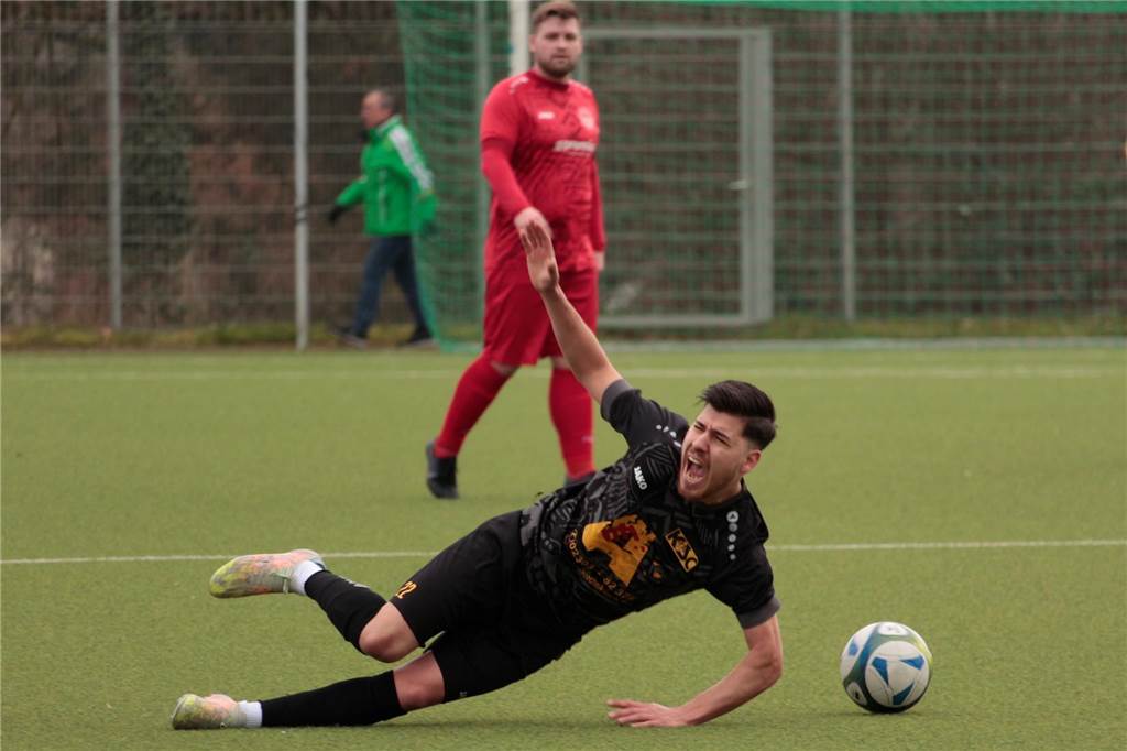 FC TuRa gewinnt Acht-Tore-Spektakel gegen den Kamener SC Furkan Kücükyagci (Kamener SC) kommt zu Fall und hat Schmerzen.