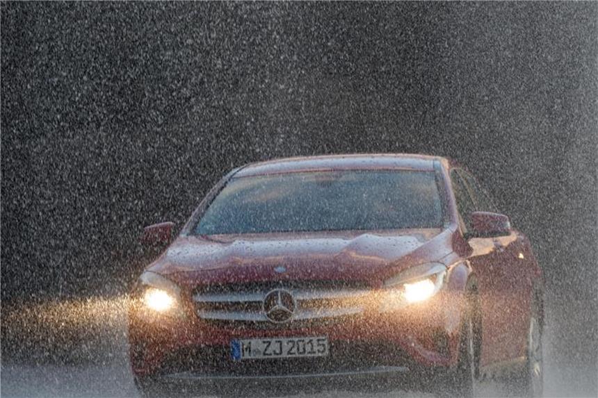 Spurrillen und Schaum auf der Straße signalisieren Gefahr Fuß vom Gas: Wer bei Starkregen zu schnell unterwegs ist, riskiert Aquaplaning. Foto: Klaus-Dietmar Gabbert