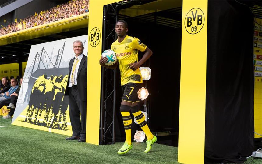 Sollte der BVB Ousmane Dembele verkaufen? Fussball, 1. Bundesliga, Saison 2017/2018, Teamvorstellung von Borussia Dortmund mit anschließendem Training am 04.08.2017 im Signal Iduna Park in Dortmund.
Dortmunds Ousmane Dembele kommt bei der Teampräsentation aus dem Spielertunnel.