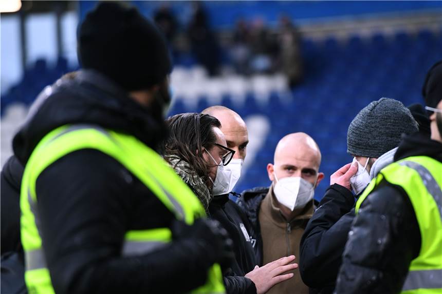 Wegen Affenlauten abgebrochenes MSV-Spiel: Polizei ist zu einer Entscheidung gekommen Fußball: 3. Liga, MSV Duisburg - VfL Osnabrück,20. Spieltag, in der Schauinsland-Reisen Arena. Michael Welling (l), Geschäftsführer Osnabrück, und Daniel Scherning (r), Cheftrainer von Osnabrück, sprechen nach rassistischen Beleidigungen von den Zuschauerrängen gegen Osnabrücks Aaron Opoku (nicht im Bild) mit den Sicherheitskräften.