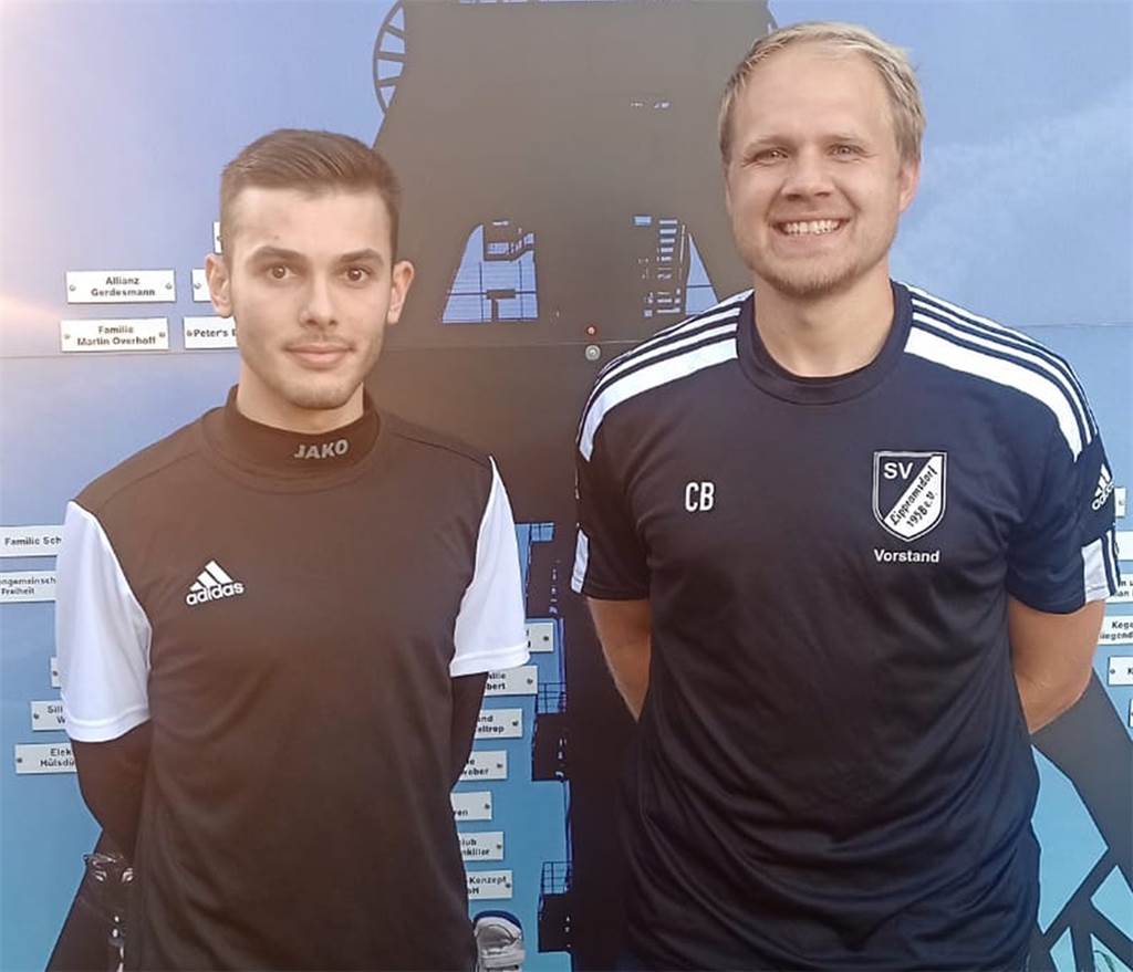 Zuletzt beim VfB Hüls: SV Lippramsdorf verstärkt sich mit einem jungen Dorstener Fußball-Abteilungsleiter Christian Brink (r.) freut sich über einen weiteren Neuzugang für den SV Lippramsdorf: Aleksandar Milosevic (l.) hat sich dem Bezirksligisten angeschlossen.