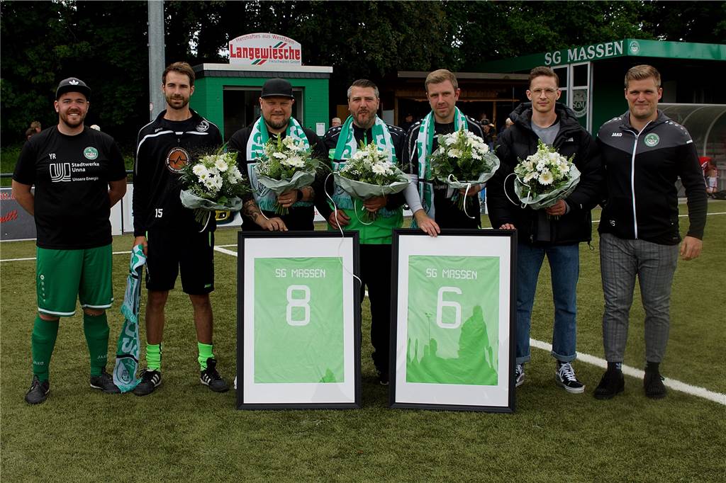 Abschied: Ralf Dreier beendet Mission bei der SG Massen - zahlreiche weitere Abgänge bekannt Fußball-Abteilungsleiter Roman Spielfeld (r.) verabschiedet vor dem jüngsten Heimspiel der SG Massen einige Akteure aus dem Kader der ersten Mannschaft.