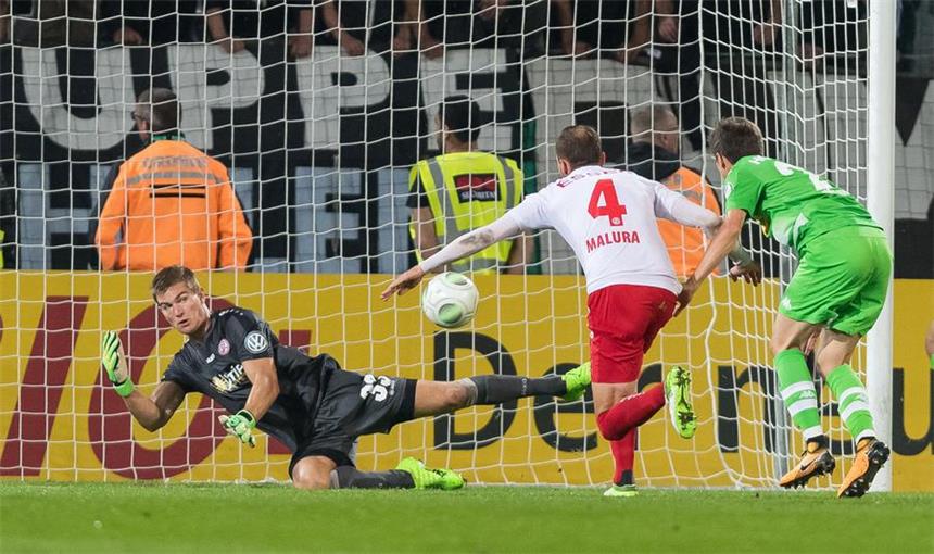 Mönchengladbach verhindert historisches Pokal-Aus Fußball: DFB-Pokal, Rot-Weiss Essen - Borussia Mönchengladbach, 1. Runde am 11.08.2017 im Stadion Essen, Essen (Nordrhein-Westfalen). Gladbachs Jonas Hofmann (r) trifft gegen Essens Dennis Malura und Essens Torwart Robin Heller (l) zum 1:1. (Wichtiger Hinweis: Der DFB untersagt die Verwendung von Sequenzbildern im Internet und in Online-Medien während des Spiels (einschließlich Halbzeit). Sperrfrist! Der DFB erlaubt die Publikation und Weiterverwertung der Bilder auf mobilfunkfähigen Endgeräten (insbesondere MMS) und über DVB-H und DMB erst nach Spielende.) Foto: Guido Kirchner/dpa +++(c) dpa - Bildfunk+++