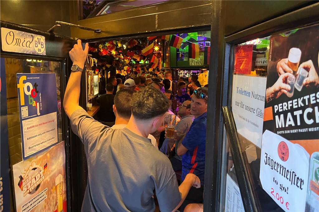 Unwetter auf dem Weg: Public Viewing auf dem Friedensplatz geräumt Fußball-Fans verfolgen das erste Halbfinale dicht gedrängt in der Kneipe "Ratsschänke" am Friedensplatz.