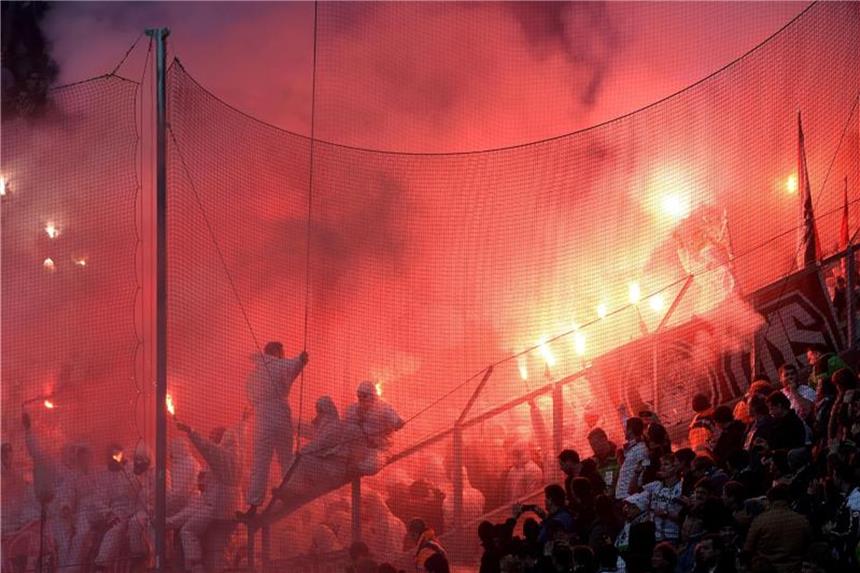Sportminister fordern harte Hand gegen Fußball-Gewalttäter Fußball-Fans zünden im Stadion Pyrotechnik - die Sportminister fordern gegen Ausschreitungen ein härteres Vorgehen. Foto: Federico Gambarini