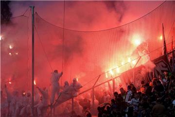 Fußball-Fans zünden im Stadion Pyrotechnik - die Sportminister fordern gegen Ausschreitungen ein härteres Vorgehen. Foto: Federico Gambarini