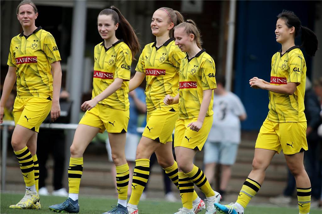 Fussball Frauen, SV Berghofen II (in schwarz—blau) vs. Borussia Dortmund (in gelb), Aufnahmeort: Dortmund, Sportplatz Berghofen, Berghofer Str. 239,Aufnahmedatum: 26.05.2024,Copyright / Urheber Foto: Nils Foltynowicz, Dortmund Persönlich haftender EinzelunternehmerUSt-IdNr.: DE184104910E-Mail: folty@mailbox.org; fotos@folty.deWeb: www.folty.deTwitter: @FoltyFotoTel.: +49 (151) - 41 61 5000Veröffentlichung honorarpflichtig zzgl. 7 % Mehrwertsteuer.