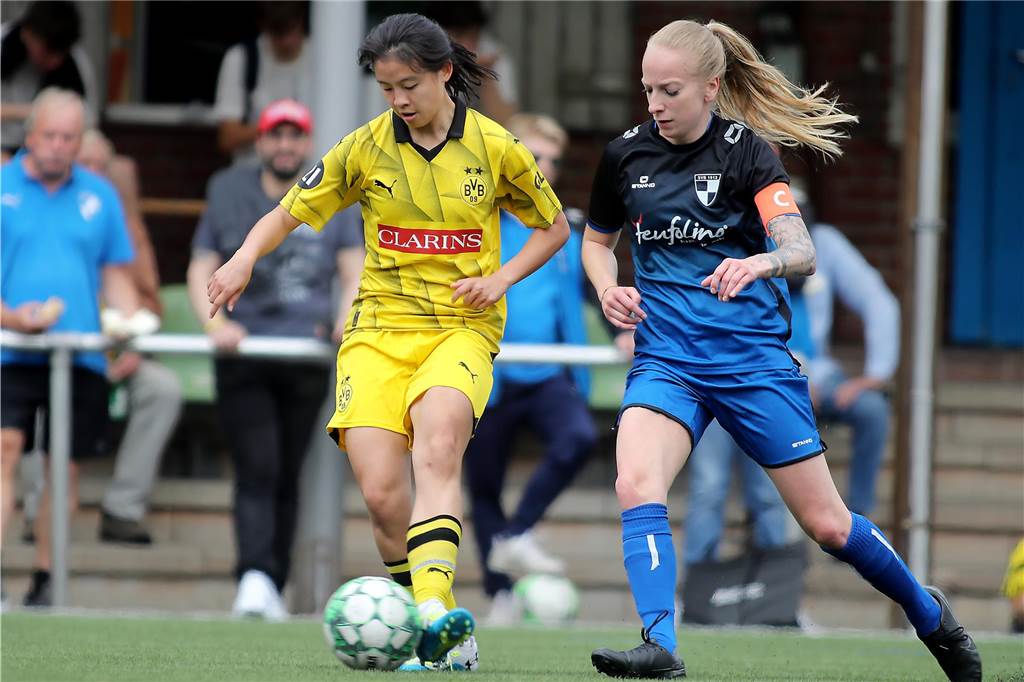 Fussball Frauen, SV Berghofen II (in schwarz—blau) vs. Borussia Dortmund (in gelb), Aufnahmeort: Dortmund, Sportplatz Berghofen, Berghofer Str. 239,Aufnahmedatum: 26.05.2024,Copyright / Urheber Foto: Nils Foltynowicz, Dortmund Persönlich haftender EinzelunternehmerUSt-IdNr.: DE184104910E-Mail: folty@mailbox.org; fotos@folty.deWeb: www.folty.deTwitter: @FoltyFotoTel.: +49 (151) - 41 61 5000Veröffentlichung honorarpflichtig zzgl. 7 % Mehrwertsteuer.