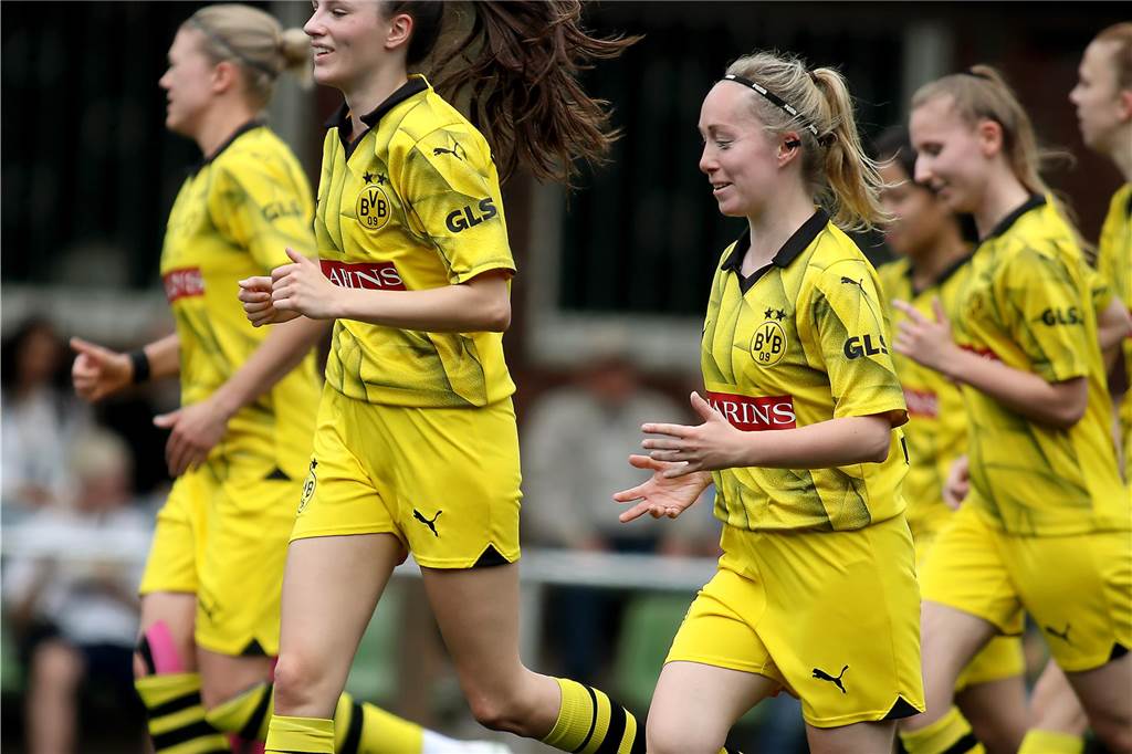 Fussball Frauen, SV Berghofen II (in schwarz—blau) vs. Borussia Dortmund (in gelb), Aufnahmeort: Dortmund, Sportplatz Berghofen, Berghofer Str. 239,Aufnahmedatum: 26.05.2024,Copyright / Urheber Foto: Nils Foltynowicz, Dortmund Persönlich haftender EinzelunternehmerUSt-IdNr.: DE184104910E-Mail: folty@mailbox.org; fotos@folty.deWeb: www.folty.deTwitter: @FoltyFotoTel.: +49 (151) - 41 61 5000Veröffentlichung honorarpflichtig zzgl. 7 % Mehrwertsteuer.