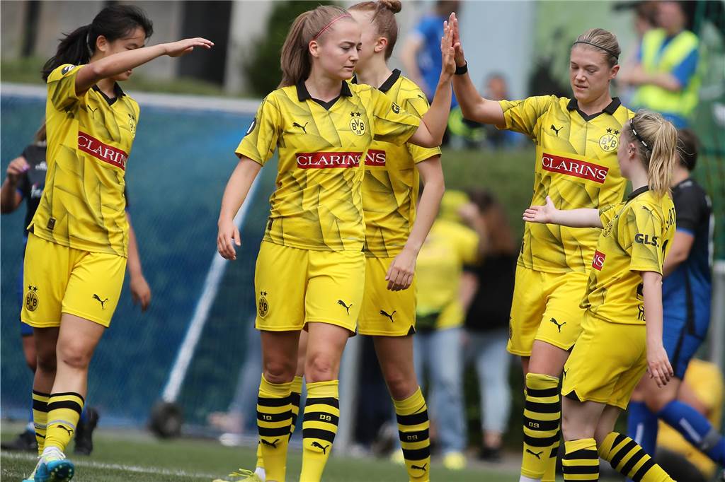 Fussball Frauen, SV Berghofen II (in schwarz—blau) vs. Borussia Dortmund (in gelb), Aufnahmeort: Dortmund, Sportplatz Berghofen, Berghofer Str. 239,Aufnahmedatum: 26.05.2024,Copyright / Urheber Foto: Nils Foltynowicz, Dortmund Persönlich haftender EinzelunternehmerUSt-IdNr.: DE184104910E-Mail: folty@mailbox.org; fotos@folty.deWeb: www.folty.deTwitter: @FoltyFotoTel.: +49 (151) - 41 61 5000Veröffentlichung honorarpflichtig zzgl. 7 % Mehrwertsteuer.