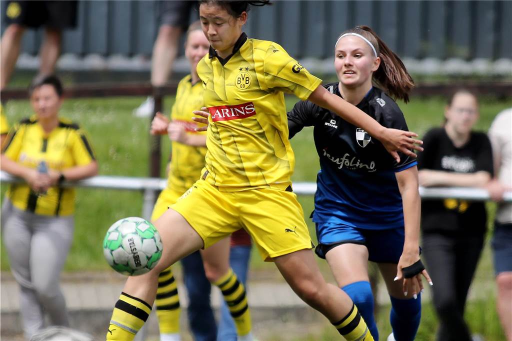 Fussball Frauen, SV Berghofen II (in schwarz—blau) vs. Borussia Dortmund (in gelb), Aufnahmeort: Dortmund, Sportplatz Berghofen, Berghofer Str. 239,Aufnahmedatum: 26.05.2024,Copyright / Urheber Foto: Nils Foltynowicz, Dortmund Persönlich haftender EinzelunternehmerUSt-IdNr.: DE184104910E-Mail: folty@mailbox.org; fotos@folty.deWeb: www.folty.deTwitter: @FoltyFotoTel.: +49 (151) - 41 61 5000Veröffentlichung honorarpflichtig zzgl. 7 % Mehrwertsteuer.
