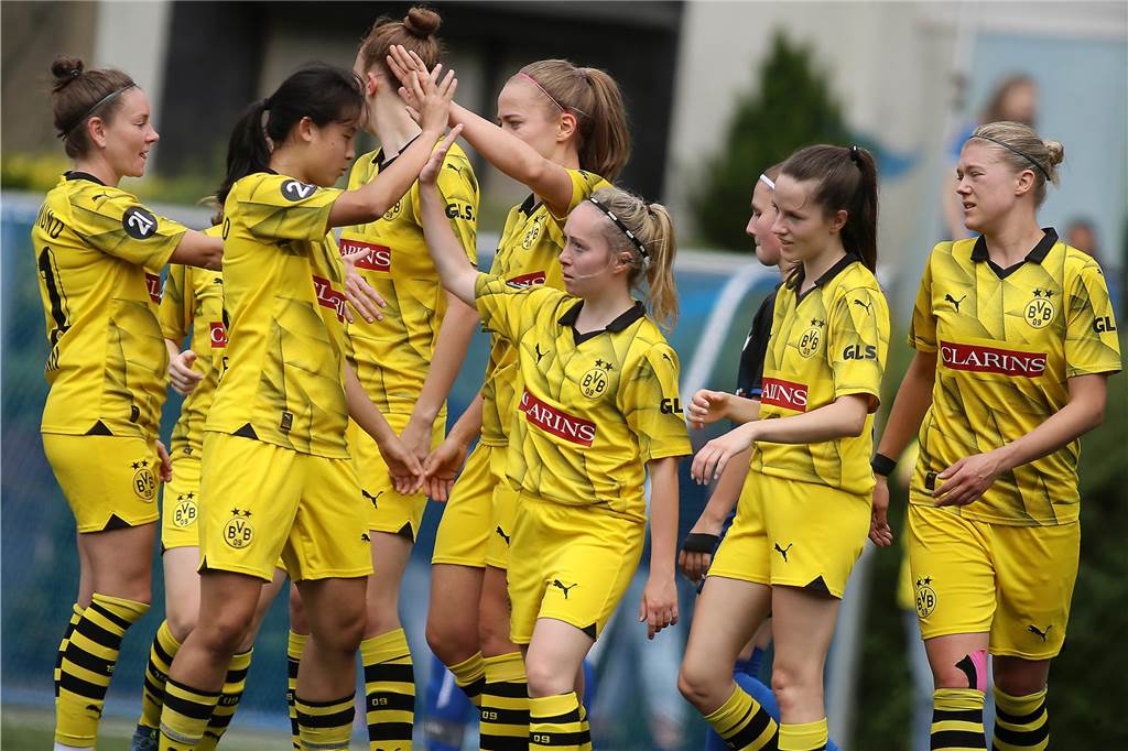 Fussball Frauen, SV Berghofen II (in schwarz—blau) vs. Borussia Dortmund (in gelb), Aufnahmeort: Dortmund, Sportplatz Berghofen, Berghofer Str. 239,Aufnahmedatum: 26.05.2024,Copyright / Urheber Foto: Nils Foltynowicz, Dortmund Persönlich haftender EinzelunternehmerUSt-IdNr.: DE184104910E-Mail: folty@mailbox.org; fotos@folty.deWeb: www.folty.deTwitter: @FoltyFotoTel.: +49 (151) - 41 61 5000Veröffentlichung honorarpflichtig zzgl. 7 % Mehrwertsteuer.